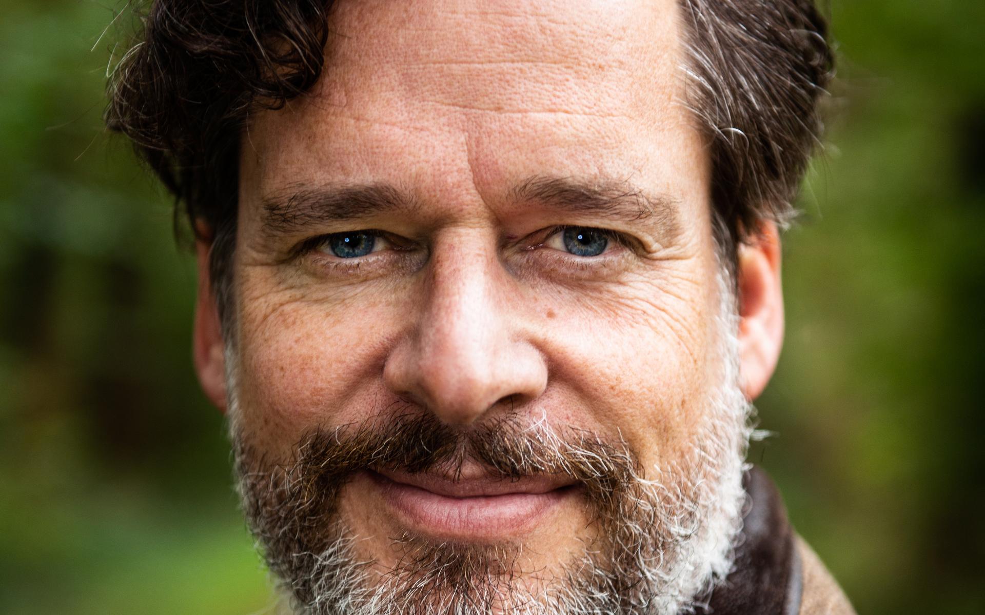 Mark Stokmans met Land van echo’s in bieb Drachten - Leeuwarder Courant